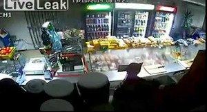 Bà chủ của hàng tay không chống lại 2 tên cướp có súng