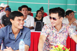 Xuân Bắc 'pha trò' giúp các cầu thủ nhí thư giãn