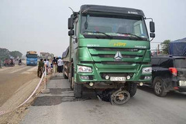 Bị xe tải tông, 3 người trong gia đình chết thảm