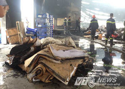 Công nhân Woodsland thất thần trước tro tàn đổ nát