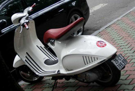 Vespa 946 với biển số đuôi tứ quý 9 ở Hà Nội