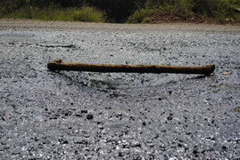 Bắt quả tang nhà thầu thi công QL14 làm ẩu