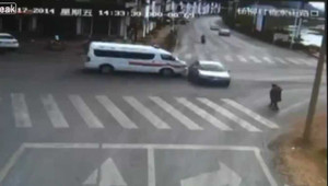 Clip: Xe cứu thương lao nhanh gây hậu quả khủng khiếp