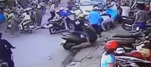 Ôtô sang đường mất lái, húc ngã 6 xe máy