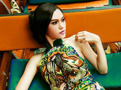 Cao Thuỳ Linh kiêu sa trên chợ nổi Bangkok