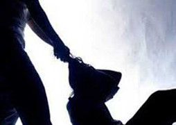 Sợ bị bạo hành, trói cổ chồng vào cửa số đến tử vong