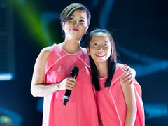 Mỹ Linh cùng con gái Mỹ Anh mặc đồ 'song sinh' trên sân khấu