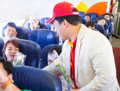 Vietjet tặng hoa khách nữ ngày 20/10