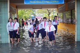 TP.HCM: Học sinh phải lội nước, bịt mũi đến trường