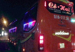 Xe khách bị chặn đường, ném đá vỡ kính