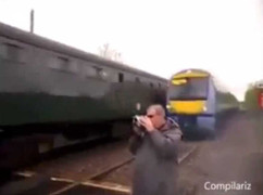 Video: Hút chết vì mê mải quay phim đoàn tàu hỏa