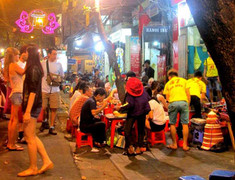 Cận cảnh những quán ăn phố cổ thu bạc triệu mỗi ngày