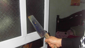 Trưởng phòng y tế bị thanh niên bịt mặt chém nứt sọ não