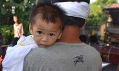 Bé 8 tháng khát sữa trong đại tang bố mẹ và anh trai