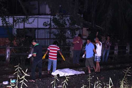 Nằm giữa đường ray, một người bị tàu hoả đâm chết