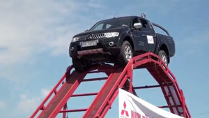 Video: Hồi hộp xem đẳng cấp 'leo trèo' của bán tải L200