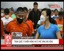 Trung Quốc ô nhiễm nặng, vận động viên dùng mặt nạ chống độc thi chạy