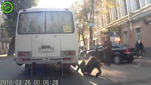 Kẹt chân ở cửa xe buýt, bị kéo lê trên đường