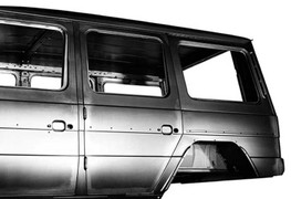 Cận cảnh quy trình hàn vỏ xe việt dã Mercedes G-Class