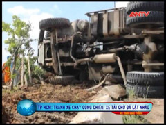 Xe tải lật nhào, hàng tấn đá rơi xuống chặn ngang đường