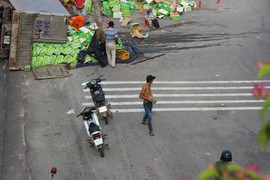 Lật xe chở nước ngọt, thanh niên xăm trổ lao vào 'hôi của'