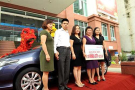 Trao giải đặc biệt 'Rạng rỡ ngày hè - Gửi tiền trúng lớn'