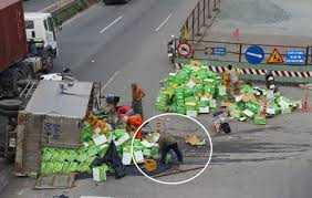 TP.HCM: Xe chở nước ngọt lật, nhiều người 'hôi của'