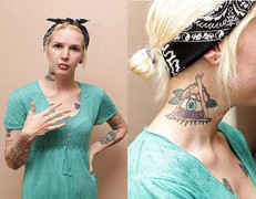 Xăm đầy mình, cô giáo bị yêu cầu ra khỏi trường