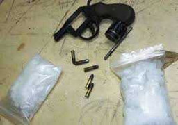 Ổ nhóm ma túy chứa đầy súng đạn