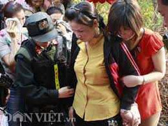 Bắt hàng loạt 'con bạc' nữ trong sới bạc Bạc Liêu