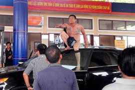 Thanh niên khỏa thân vác búa 'đại náo' khu phố