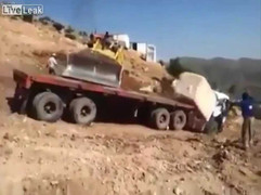 Clip: Tảng đá khổng lồ trượt đè bẹp đầu xe tải