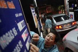 Giá xăng tiếp tục giảm mạnh