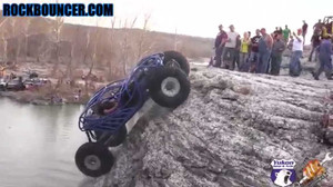 Video: Đám đông phấn khích xem màn vượt dốc đứng tim