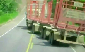 Video: Sởn tóc gáy với tay tài xế phởn trên cao tốc