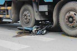 TP.HCM: Ngã vào gầm xe tải, cô gái bị cán tử vong