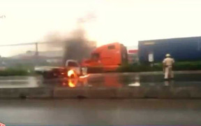 Clip: Xe tải đột ngột bốc cháy dữ dội giữa Quốc lộ
