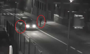 Clip: 2 thanh niên dàn cảnh cướp ôtô trắng trợn giữa phố