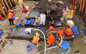 Dân đổ xô đi trục vớt trái phép tiền cổ ở Quảng Ngãi