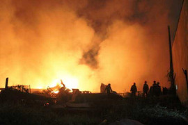 Vựa phế liệu nghìn mét cháy dữ dội, dân ôm đồ tháo chạy