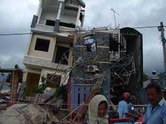 Clip: Nhà 4 tầng vừa xây xong đổ sập