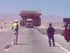 Video: Khó nhọc như đem siêu xe tải ra đường quốc lộ