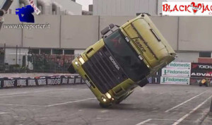 Video: Điệu nghệ đi bằng 2 bánh như xe tải Scania