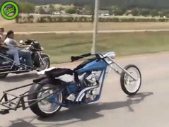 Video: Kinh ngạc với tay lái mô tô bằng dây cương ngựa