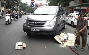 Đi bộ sang đường, một phụ nữ bị ô tô đâm tử vong