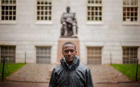 Chàng thanh niên mồ côi từ bãi rác thẳng tiến đến Harvard