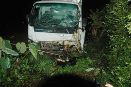 Xe máy 'kẹp' 3 đâm thẳng ô tô, 3 người chết