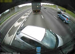 Clip: Xe tải ủi ôtô đi 100m trên cao tốc