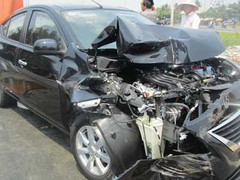 Ôtô cố vượt qua rào chắn và cái kết bất ngờ