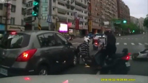 Màn thoát chết thần kì giữa giao lộ đèn đỏ